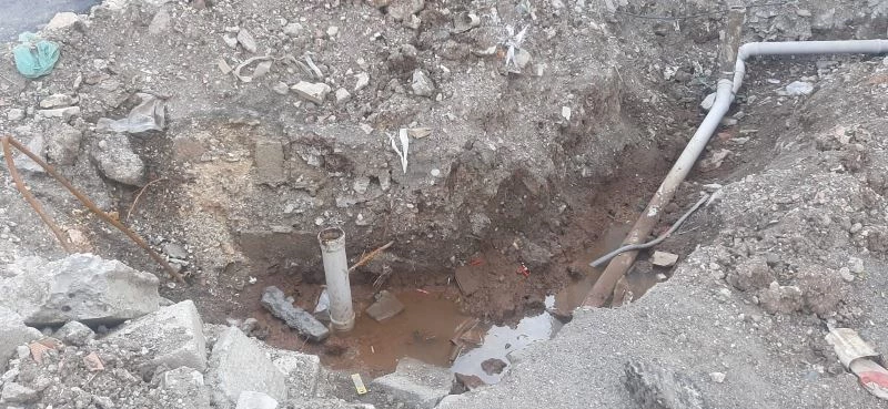 Tıkanan lağım borusuyla mahalleyi kokular sardı
