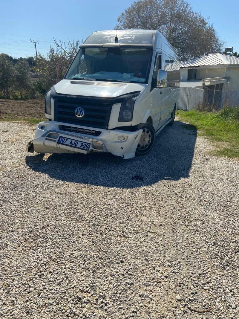 Jandarmadan kaçarken dar yolda sıkışıp kaldılar
