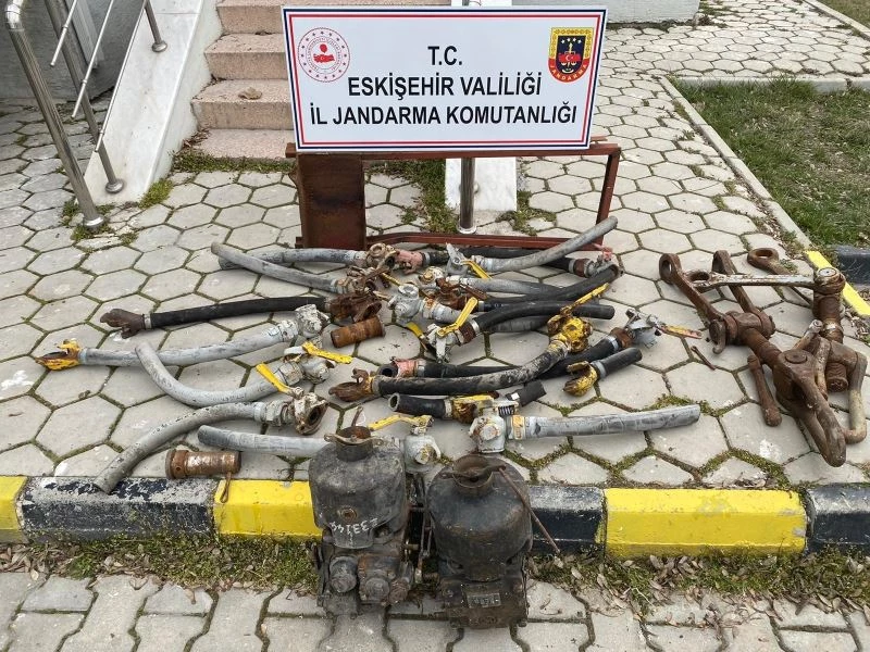 Çalmak için tren vagonlarından parça söken şüpheli suçüstü yakalandı
