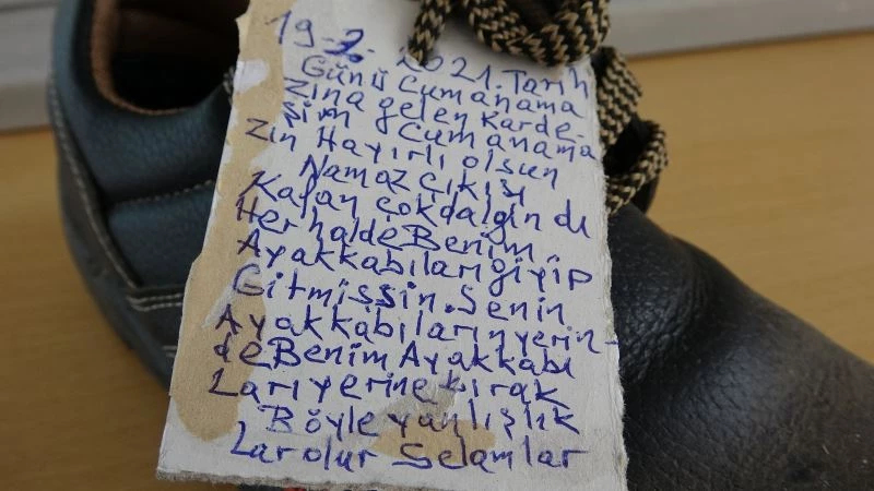 (Özel) Camide ayakkabıları çalınan adamdan hırsıza “ayakkabılı” mesaj
