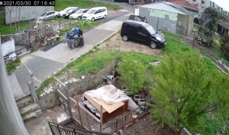 (Özel) Maltepe’de kağıt toplayıcılarının hırsızlık yaptığı anlar kamerada
