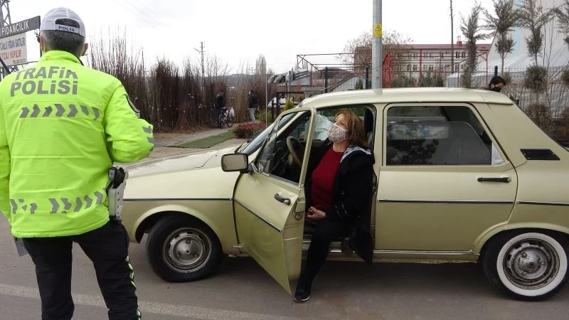 14 yaşındaki ehliyetsiz sürücü polis ekiplerine yakalandı, annesi araç çekilmesin diye böyle direndi

