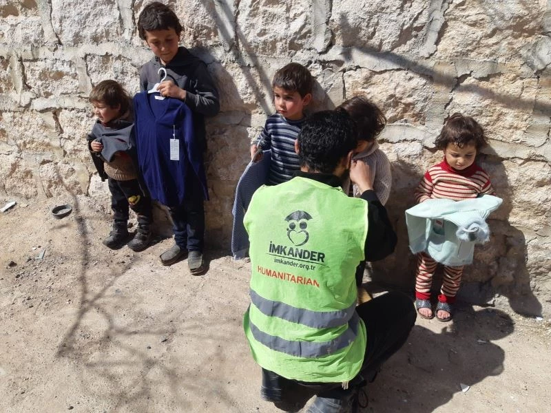 İmkander’den kampta kalan çocuklara giyim yardımı
