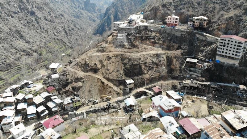 Evleri yanan komşularına evlerini açtılar
