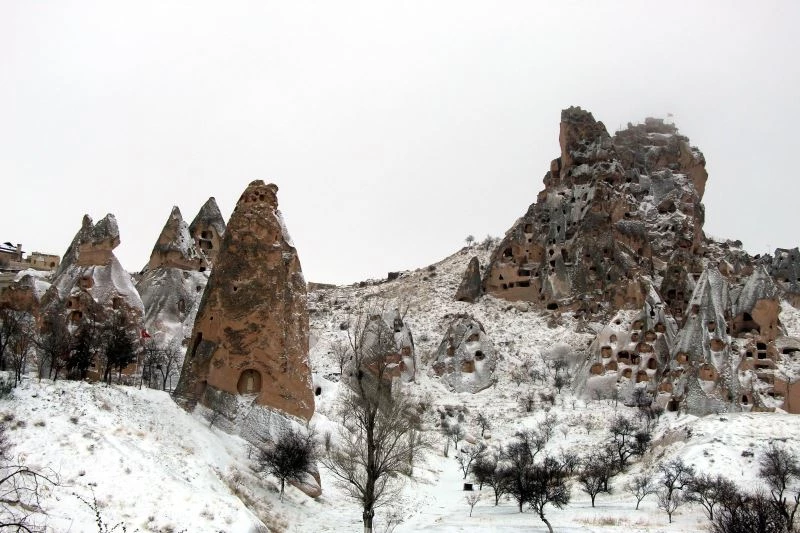 Kapadokya’da Nisan ayında peribacaları beyaza büründü
