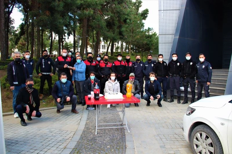 Gazetecilerden polislere olay ihbarlı sürpriz
