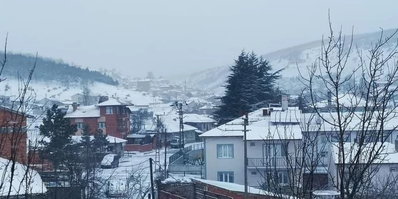Bilecik’te nisan ayında kar yağışı şaşkınlık yaşattı
