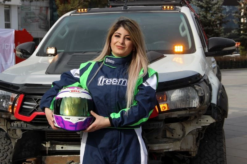 Tarihi Yakutiye Medresesi’nde kadın yarış pilotundan nefes kesen gösteri
