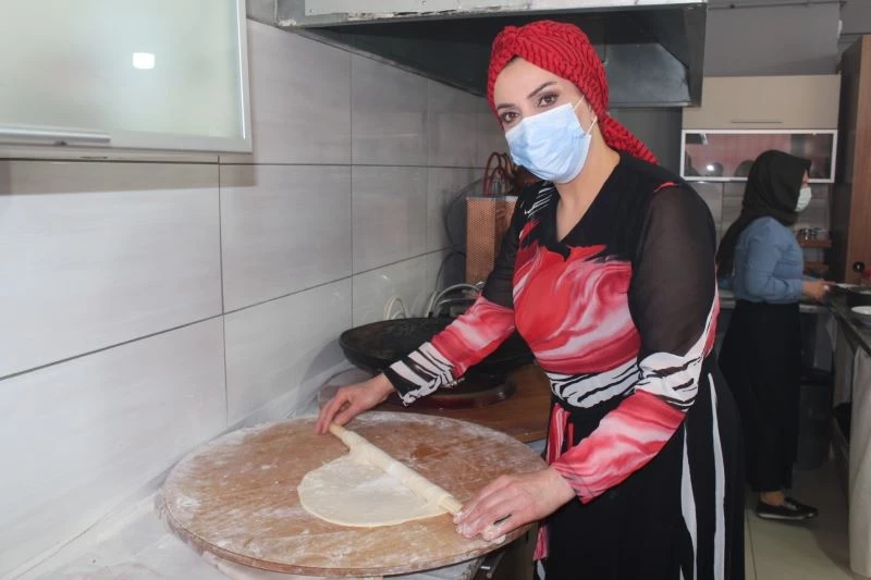 (Özel) KOSGEB desteğiyle açtığı iş yerinde müzik tutkusundan vazgeçmedi
