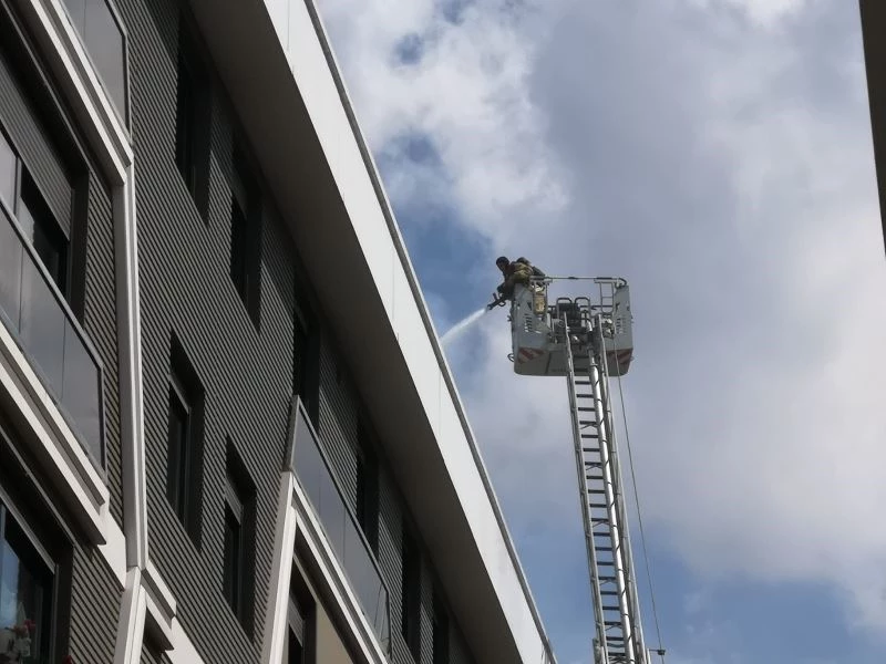 Kadıköy’de 5 katlı bir binanın teras katında yangın çıktı. İlk belirlemelere göre 3 kişi alevler içerisinde kaldı. Bölgeye çok sayıda polis itfaiye ve sağlık ekipleri sevk edildi.
