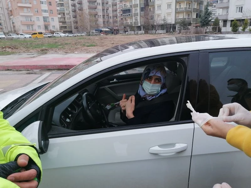 Çocukları pozitif olan karantinadaki kadın işe giderken yakalandı
