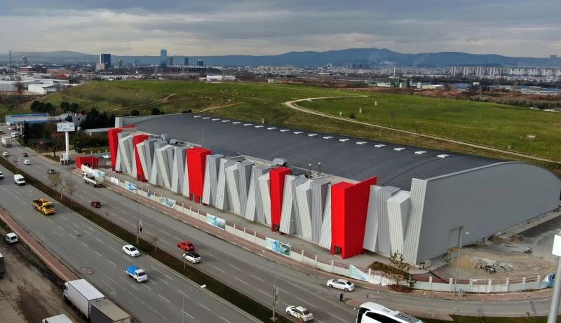 Türkiye’nin en modern atletizm salonunun pisti kaplanıyor
