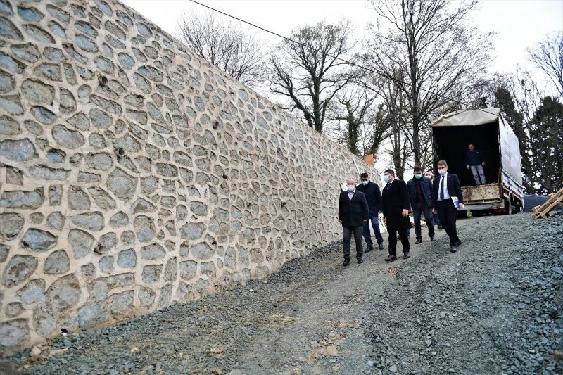 Cenazelerin battaniye ile taşındığı sokağın çilesine Başkan Tören son verdi

