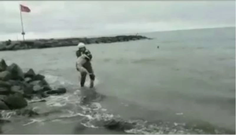 Mendirek üzerinde mahsur kalan köpeği itfaiye kurtardı
