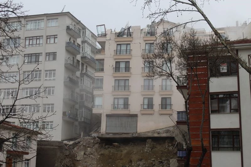 Açelya Apartmanı’nda yıkım sırasında çatlaklar oluştu
