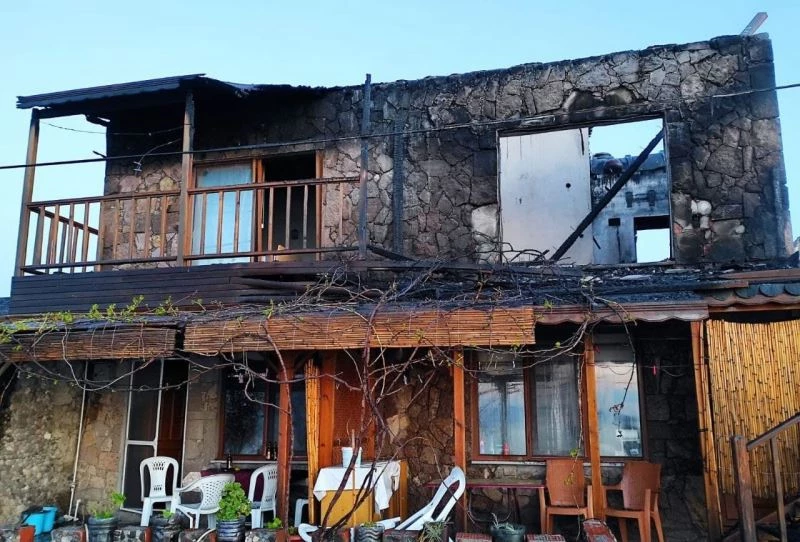 (Özel) Assos’ta motelde çıkan yangında bir çift ölümden döndü
