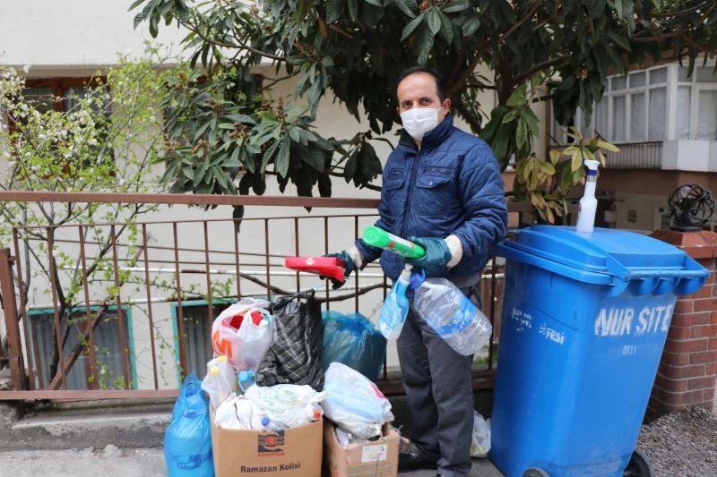 7 yıldır atık malzemeler toprağa karışmasın diye çöpleri ayırarak topluyor
