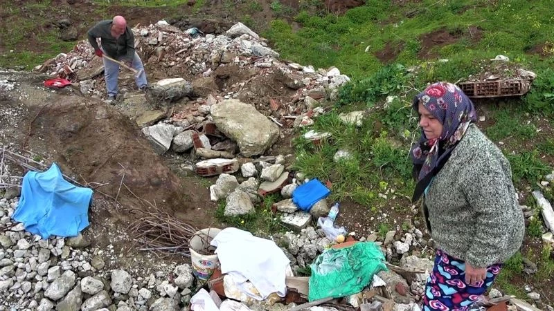 Emekli çift hem ekmeğini taştan çıkartıyor hem de doğayı temizliyor
