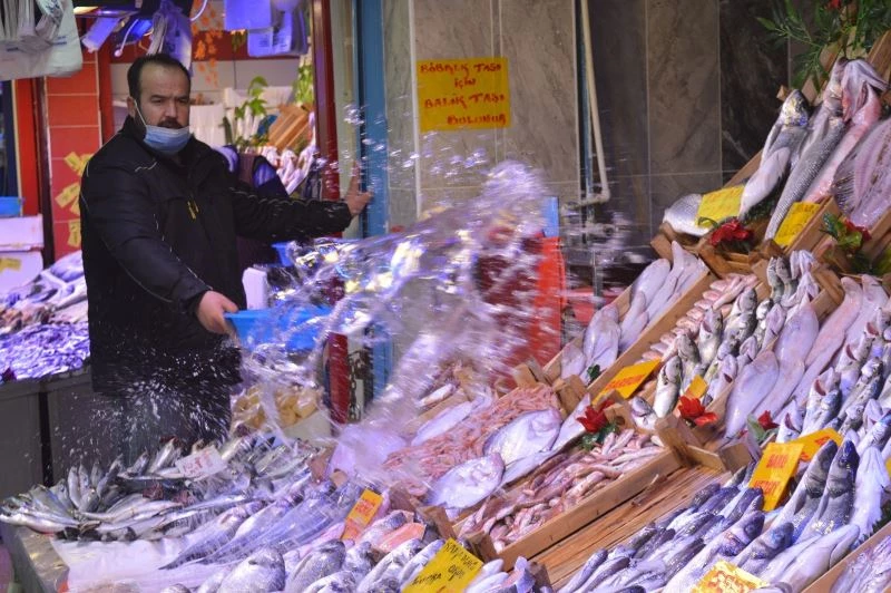 Pazarın ucuzu uskumru, kıralı kalkan
