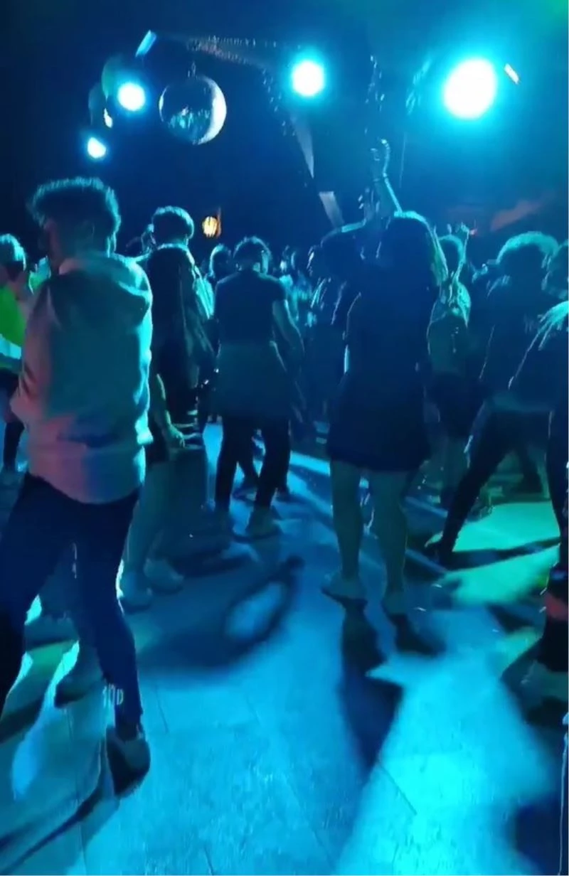 Bayi toplantısında sosyal mesafesiz maskesiz eğlence
