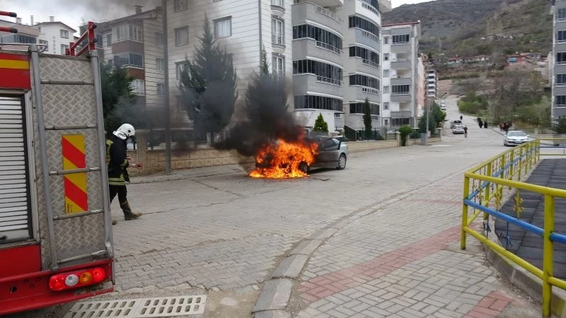 Satışını almaya gittiği otomobil alev alev yandı
