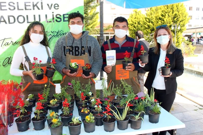 Yetiştirdikleri çiçekler öğrencilerin bütçesine katkı sağlayacak
