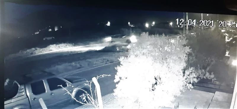 Takla atarak metrelerce sürüklenen otomobil duvarda asılı kaldı: 1 ölü, 1 yaralı
