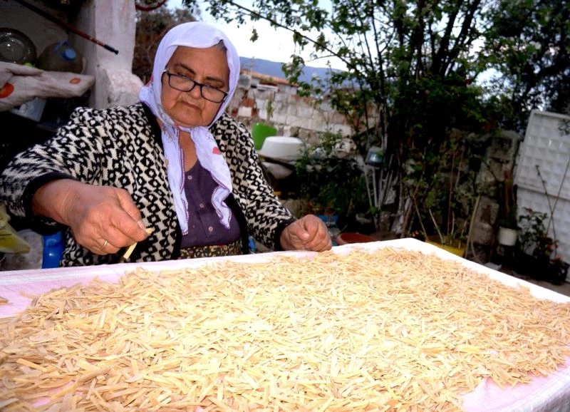 Sarıgöl’de ev yapımı erişte yapımına başlandı
