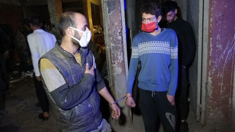 Çöpten buldukları kelepçeyle birbirini bağlayıp polisten yardım istediler
