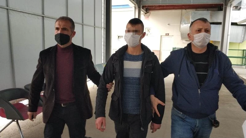 Kavgada bir kişinin kafasına ekmek bıçağı saplayan genç tutuklandı
