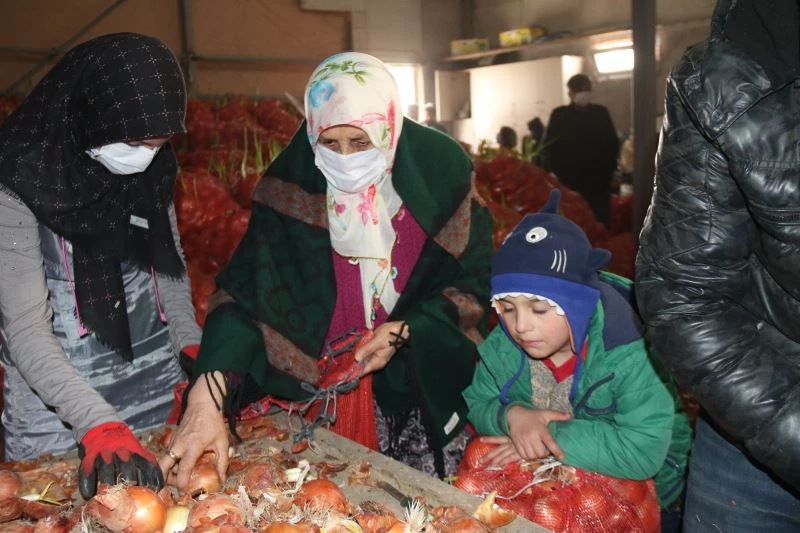 Eskişehirli soğan çiftçisi sırasına bekliyor
