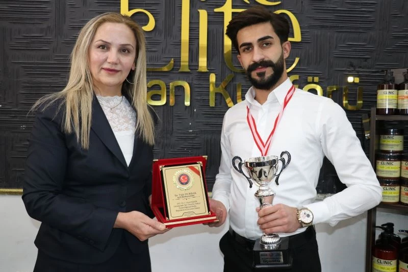 Van’ın ilk kadın muhtarı Tanrıtanır’dan başarılı kuaföre plaket
