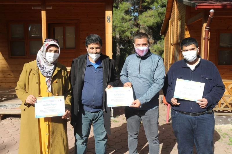 Obozite kampona katılanlara sertifika
