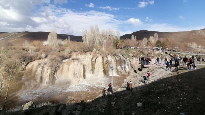 (Özel haber) Muradiye Şelalesi baharla birlikte coştu
