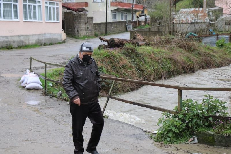 Derenin debisi yükseldi, vatandaşlar sel tehlikesi yaşadı
