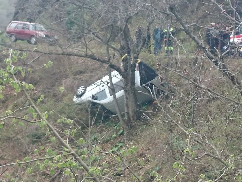 Kastamonu’da ağaca takılan araç uçuruma yuvarlanmaktan kurtuldu: 2 yaralı
