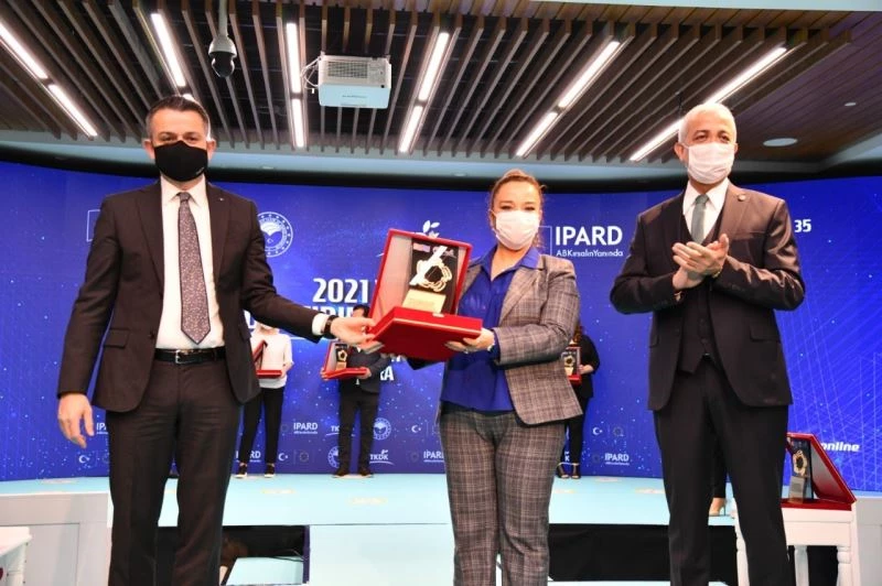 Tarım Bakanı Pakdemirli, Havranlı kadın girişimciye plaket verdi
