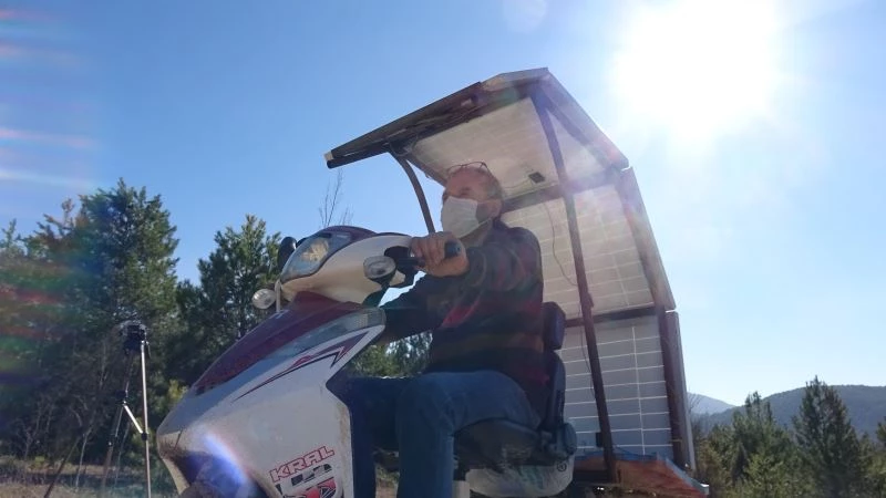 Sürekli aküsü bitip defalarca yolda kalınca, çözümü güneş enerjisi ile buldu
