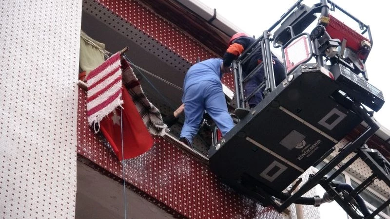 (Özel) Yangında mahsur kalan 3 kadını itfaiye merdiveniyle kurtarma operasyonu
