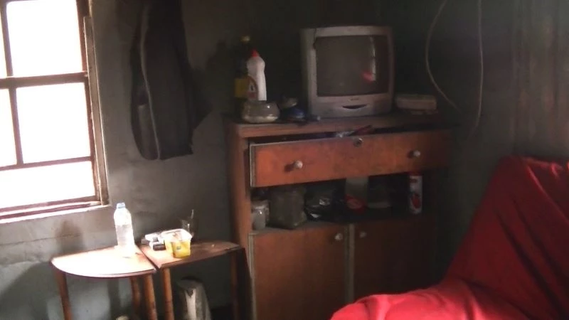 18 yıldır harabe evde tek başına yaşama tutunmaya çalışıyor
