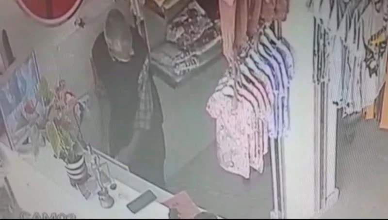 Güpegündüz geldi kasayı soyup gitti
