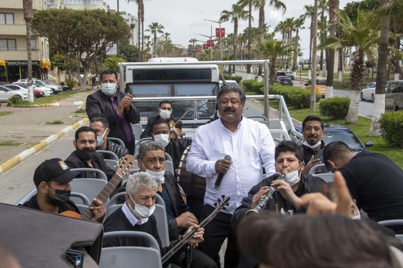 Roman müzisyenler, üstü açık otobüsle Mersinlilere konser verdi
