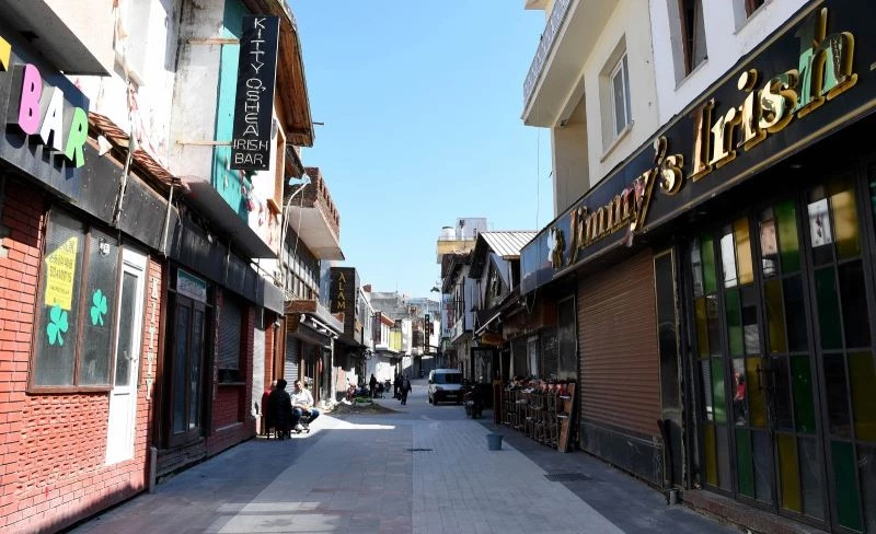 Kuşadası’nın turistik çarşılarında çalışmalar tamamlanıyor
