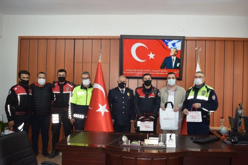 Salihli’de motorize ekiplere güneş gözlüğü jesti
