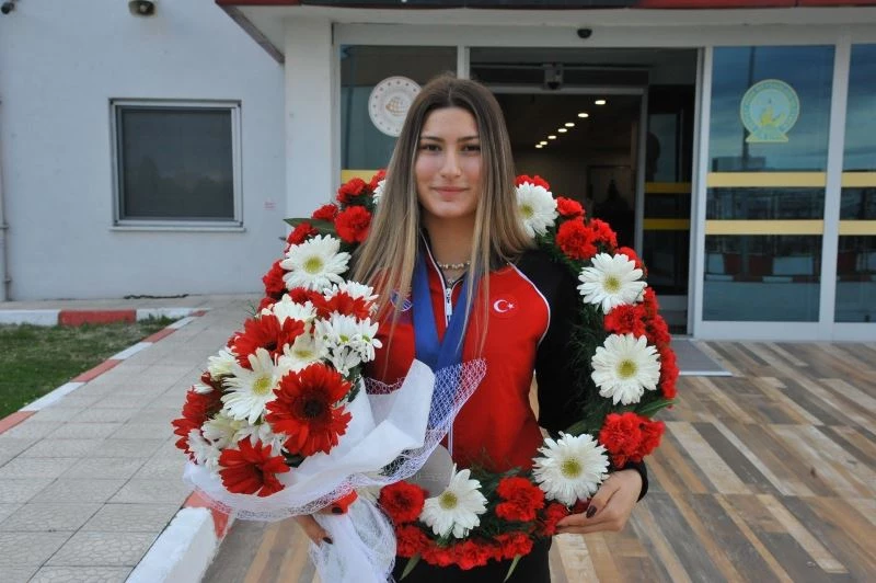 Dünya ikincisi Nisanur havaalanında çiçeklerle karşılandı
