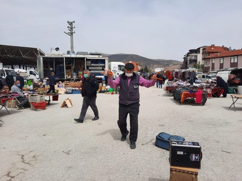 Düğünlere gidemeyince ekmeğini pazarlarda oynayarak çıkartıyor
