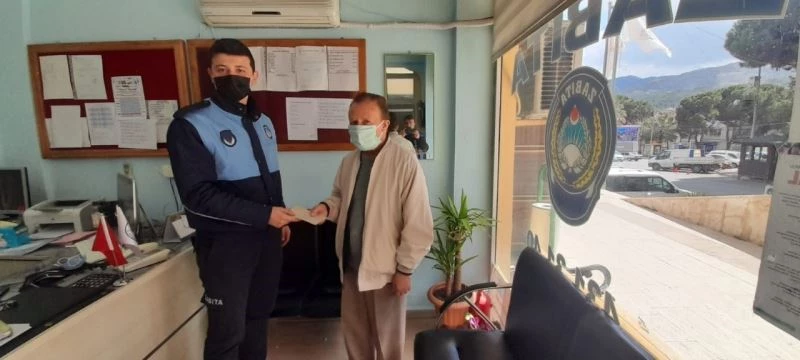 Zabıtaların banka önünde bulduğu 14 bin TL sahibine teslim edildi
