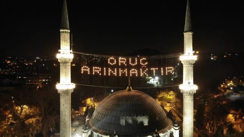 İstanbul’da camiler Ramazan ayının başlangıcı ile birlikte mahyalarla süslendi
