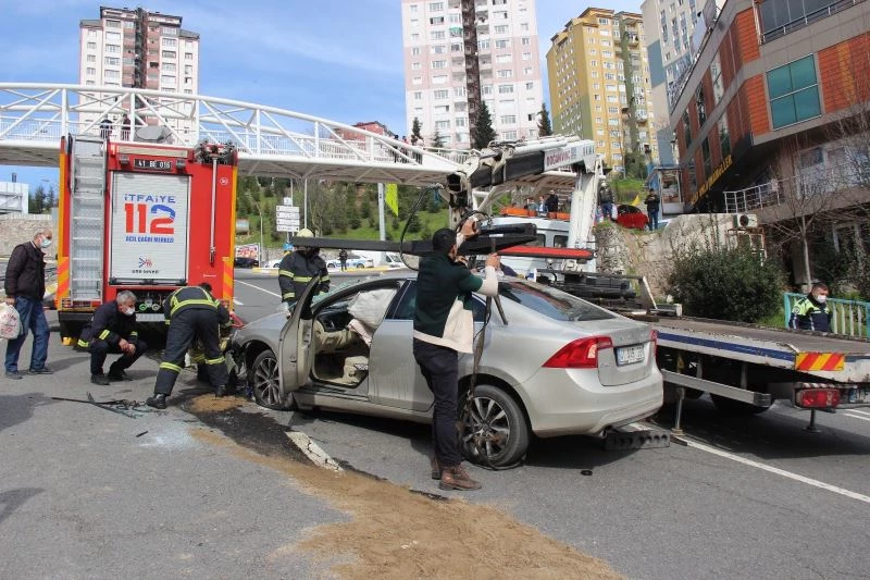 Otomobil rampada yan yatınca trafik felç oldu: 1 yaralı
