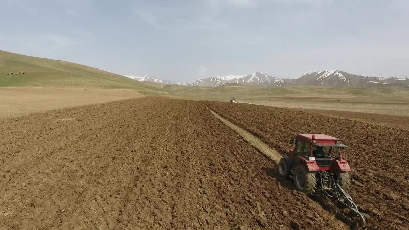 Yüksekovalı çiftçilerden ekim seferberliği
